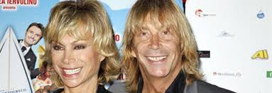 Il famoso ballerino, sposato con carmen russo sceglie il salottino di eleonora daniele su rai 1 per tornare negli anni '70 e '80 era difficile controllare i versamenti come si fa oggi con il computer. Carmen Russo Enzo Paolo E Il No A Pechino Express Senza Rancore Adesso Non E Facile