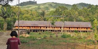 Bila orang iban mendirikan rumah panjang, berarti mereka sedang mewujudkan sebuah perkampungan ataupun lebih tepat lagi sebuah negeri. Bukit Babi Rumah Betang Panjang Kedungkang Iban Longhouse Bombastic Borneo