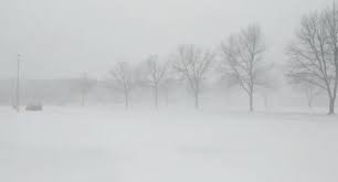 Đôi bạn đang tận hưởng mùa tuyết trắng ở công viên. Bao Tuyáº¿t Va Gio Lá»›n Hoanh Hanh Táº¡i Cac Tiá»ƒu Bang Khuá»™c Vung Great Plains