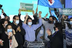 El electo gobernador, claudio orrego, celebra durante la segunda vuelta de las elecciones a gobernadores regionales, en santiago, chile. 0xz4vrpkhgunrm