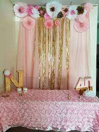 Asimismo, aunque pueda parecer lo contrario, a la hora de combinar vestidos rosa palo existen una infinidad de opciones y ofrecer looks muy distintos. Rosado Y Dorado Idea Para Un Cumpleanos De Dama Tambien Decoracion De Cumpleanos Decoracion Fiesta Cumpleanos Banderas De Feliz Cumpleanos