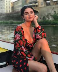 Let's jerk to Selena gomez..you can role play as her or give me joi as her  or talk dirty about her - Nude Celebs