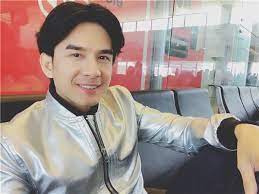 He has been a professional singer since 19. Tiá»ƒu Sá»­ Ä'an TrÆ°á»ng It Ai Biáº¿t