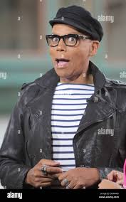 Drag Queen and television personality RuPaul (real name Andre Charles) The  Grove to film segment for the show, 'Extra' Los Stock Photo