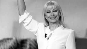 La diva della televisione italiana è stata paparazzata in alcuni scatti nei quali appare completamente diversa! N Bujtmxs Oqpm