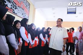 Untuk keterangan lanjut anda boleh hubungi bahagian pendidikan tinggi mara di talian. Ismail Sabri On Twitter Rasmikan Mara Ketengah International College Mkic Ptg Tadi Bergambar Kenangan Bersama Pelajar Inilahpeluangku Https T Co J0bsts6f4z