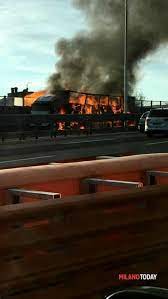 Morto un ragazzo di 18 anni. Milano Incendio In Tangenziale Ovest Camion Distrutto Dalle Fiamme
