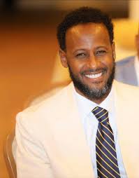 Ahmed Hirsi waxa uu shegay inay saacado yar un ayka harsantahay xiligii  lasoo afjari lahaa wax uu ku sheegay “Munaafaqiinta”