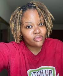 I never thought I'd say this BUT I THINK I want black locs. I've only had  colored locs 😳