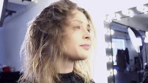 Denn ist das haar hell, so können pastellfarbene strähnen einen tollen. Haarschnitt Anleitung Leichter Stufenschnitt Mittellange Haare Youtube