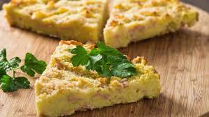 I napoletani, appresa la ricetta, sostituirono il formaggio groviera con il fior di latte e aggiunsero il salame e il prosciutto cotto. Gateau Di Patate Cremoso La Ricetta Senza Uova Burro E Latte