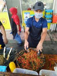 30 cabe di ulek dan ditambah kulit. Look How They Grind The Chili In Traditional Way Photo De Restoran Ayam Gepuk Pak Gembus Selayang Batu Caves Tripadvisor