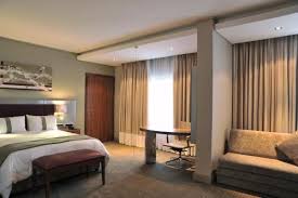 This contemporary hotel features an outdoor pool, a fitness center and free wifi in public areas. Hotel Holiday Inn Johannesburg Rosebank Johannesburg Centraldereservas Com
