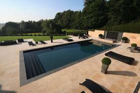 35 Moderne Terrassen Designs Die Sie Begeistern Werden Architektur Kuche Teppich Kuche Terrasse Schwimmbad Fliesen Pool Rechteckig Schwimmbader Hinterhof