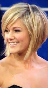 Quelques idées de coiffures pour les sublimer. Carre Plongeant Blond Coiffure Carre Plongeant Cheveux Courts Coiffure