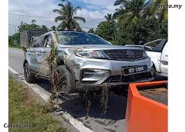 Gambar keadaan kereta chua boon huat, pemain hoki negara yang maut dalam kemalangan (2 gambar). 4 Selamat Dalam Kemalangan Pertama X70 Careta