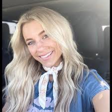 Alexis Abbott's Instagram, Twitter & Facebook