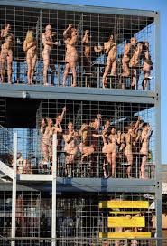 Kunst-Aktion auf dem Tollwood in München: 63 Nackte im Gitterkäfig - Bilder