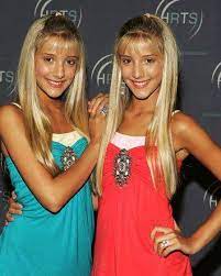 Juli 1994) er britiske identiske tvillinger, tidligere skuespillerinner og sangere fra london. Milly Becky Rosso Home Facebook