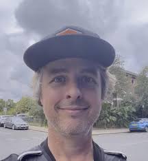 Sono il fratello perduto di Billie Joe da tempo : r/greenday