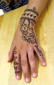 People usually choose areas that are visible — the palm, arm, feet, wrist or around the navel. Henna Body Art Region Hannover Startseite Facebook