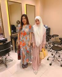 Rambutnya terlihat usai mualaf dan hijrah, larissa chou beri klarifikasi. 8 Potret Kedekatan Larissa Chou Dan Sang Ibu Yang Beda Agama Brilio Net Line Today