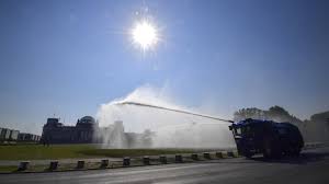 Sehingga, walau pun suhu dapat diturunkan hingga 2°celcius, udara di dalam rumah akan terasa sangat panas akibat tingginya tingkat kelembaban. 10 Cara Mudah Agar Rumahmu Tetap Dingin Saat Cuaca Panas Kumparan Com