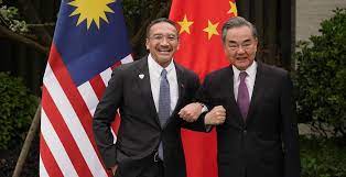 Langkah itu adalah protes atas keputusan pengadilan malaysia yang mengekstradisi seorang warga korea utara ke amerika serikat (as) untuk tuduhan pencucian uang. Diplomasi Menlu Malaysia Sebut Menlu China Saudara Tua Dikecam Publik Asiatoday Id