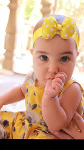 تازه که به دنیا اومده بود، انگشت شصتش رو می خورد., یک ماه به عید هم بود و  توی عید دیدنی شده بود یکی از بحث های مجلس که چرا انگشت می خوره و اون موقع  بود که داستان های طولانی شروع شد:, از این که پسر ...