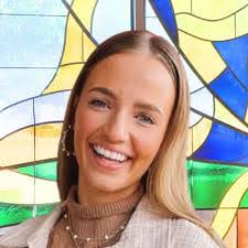 Melissa Tompkins's Instagram, Twitter & Facebook