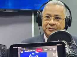 Douglas Rico alerta a padres sobre riesgos en niños y adolescentes en el  uso de las redes sociales