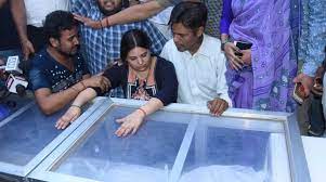 Thank you for watching this video. Apple Techie Killing Cabinet Ministers Meet Vivek Tiwari S Family Sit Visits Crime Scene