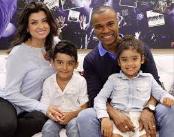 Con este gran artista queda la programación completa del festival de viña del mar 2020 así informó la alcaldesa de viña del mar, virginia reginato, la presentación de alexandre pires en el festival de. Alexandre Pires Leva Filhos Pra Bastidores De Programa Famosos Extra Online