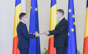 Ministrul tineretului şi sportului, eduard novak, a afirmat, duminică, la stadionul arcul de triumf, deschis publicului larg, că este încrezător că va fi o bază foarte bine folosită, chiar dacă deocamdată nu poate fi închiriată din cauza birocraţiei. Eduard Novak Si A Preluat Mandatul De Ministru Al News Ro
