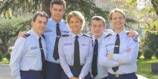 Isabelle entre en contact avec sandra, capitaine des pompiers, jeune femme autoritaire qui dirige. Une Femme D Honneur Seriebox