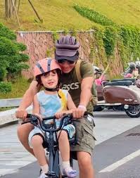 撒贝宁全家游丽江:夫妻穿情侣装,一家四口幸福满溢-6parknews.com