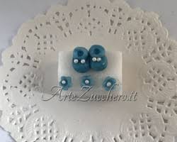 200g di zucchero a velo 1 albume colorante per alimenti 2 o 3 gocce di limone. Zollette Di Zucchero Decorate Con Pasta Di Zucchero Confetti Decorati Pasta Di Zucchero Idee E Bomboniere