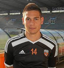 Alors qu'une blessure musculaire l'éloigne des terrains depuis le début du mois de mars, raphael guerreiro. Football Fc Lorient En Dehors Du Football Qui Es Tu Raphael Guerreiro Le Telegramme