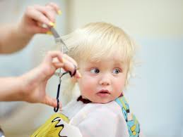 Avant de démarrer la coupe, pensez à bien démêler les cheveux de votre petite cliente, à l'aide d'un spray démêlant et d'un peigne à dents larges. La Premiere Coupe De Cheveux De Bebe Doctissimo