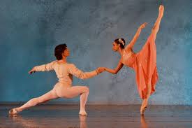 Assicuratevi di mantenere sempre la schiena dritta e le mani ben giunte. Il Nuovo Balletto Classico A Riolo Terme Danza Effebi