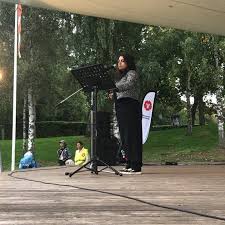 Hon är 35 år och uppvuxen i göteborg, men bor nu i stockholm med sin sambo och en dotter. Nooshi Dadgostar Vice Vansterpartiet Helsingborg