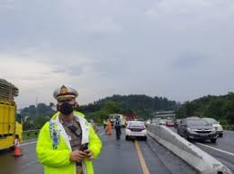 Kabar duka ini mengejutkan banyak pihak karena mantan personel trio macan ini sempat dikabarkan mengalami kecelakaan beruntun di tol semarang. T1eteadlcybvkm