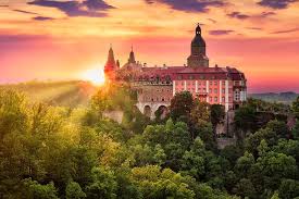Schloss Furstenstein In Waldenburg Auf Dem Furstenberg In Niederschlesien Bei Sonnenuntergang Schloss Furstenstein Schlesien Reisen