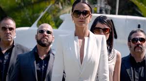 To set up the murder of a rival drug boss, teresa infiltrates a wild party at an estate. Queen Of The South Season 5 Episode 3 Release Date Preview Breakdown Otakukart