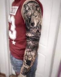 Wolfskopf Tattoo Berglandschaft Boot Auf Dem Meer In 2020 Wolf Tattoo Armel Manner Sleeve Tattoos Wolf Tattoo Design