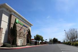This full service hotel north of downtown chicago is surrounded by shopping, attractions and dining. Holiday Inn Express Suites