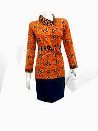 Dunia fashion di indonesia tengah berkembang. Batik Kerja Wanita Ari Susanti