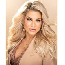 Elissa Bryan's Instagram, Twitter & Facebook