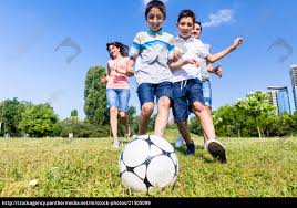 Familie Fussball Spielen Oder Fussball Im Park Im Lizenzfreies Bild 21505099 Bildagentur Panthermedia