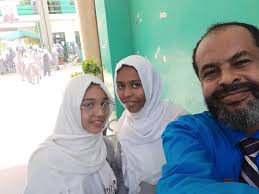 بالصورة : انهيال طلبات الزواج على كريمات داعية إسلامي سوداني بعد نشر سيلفي  يجمعه بهن على حسابه ب فيسبوك - كوش نيوز